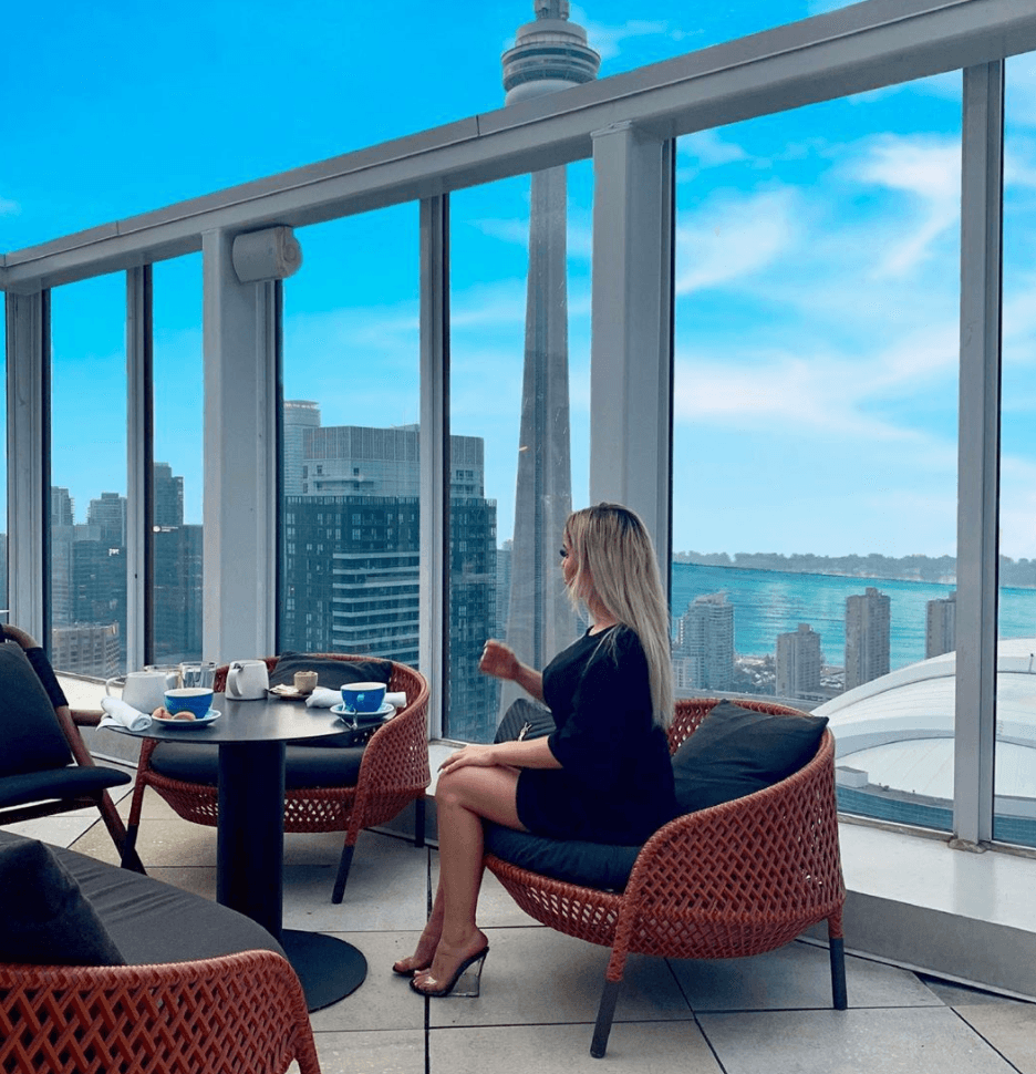 网红|加拿大女网红从45楼朝街上扔椅子，竟逃脱惩罚还大量涨粉