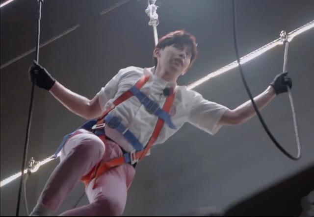 邓伦|邓伦高空展示惊人臂力，遭大张伟调侃臀型，密室笑出众多表情包