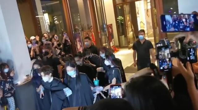 火箭少女101|团魂炸裂！火箭少女解散后罕见合体，队友围成圈保护Yamy现身