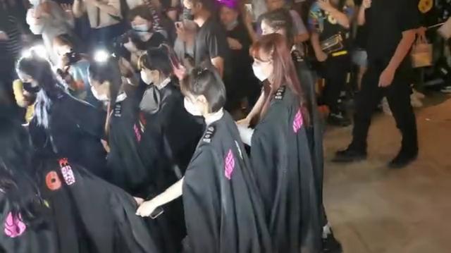 火箭少女101|团魂炸裂！火箭少女解散后罕见合体，队友围成圈保护Yamy现身