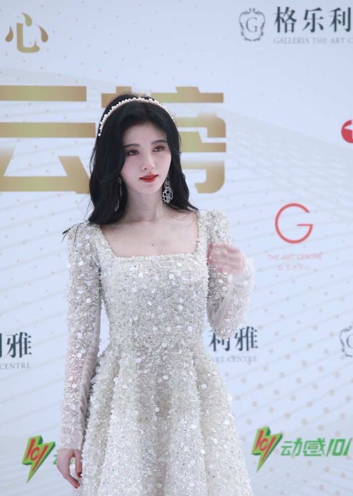 鞠婧祎|鞠婧祎被抬高身价？号称穿全球唯一定制礼服，不料又遭网友打假