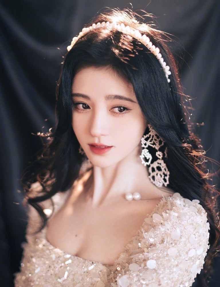 鞠婧祎|鞠婧祎被抬高身价？号称穿全球唯一定制礼服，不料又遭网友打假