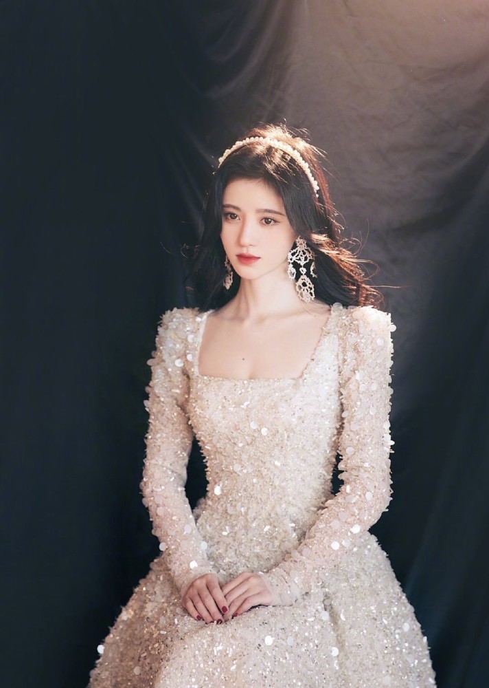 鞠婧祎|鞠婧祎被抬高身价？号称穿全球唯一定制礼服，不料又遭网友打假