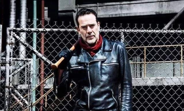 在这过程中,尼根又往贝塔的背上重重地砸了好几棒,直到"露希尔"断掉了