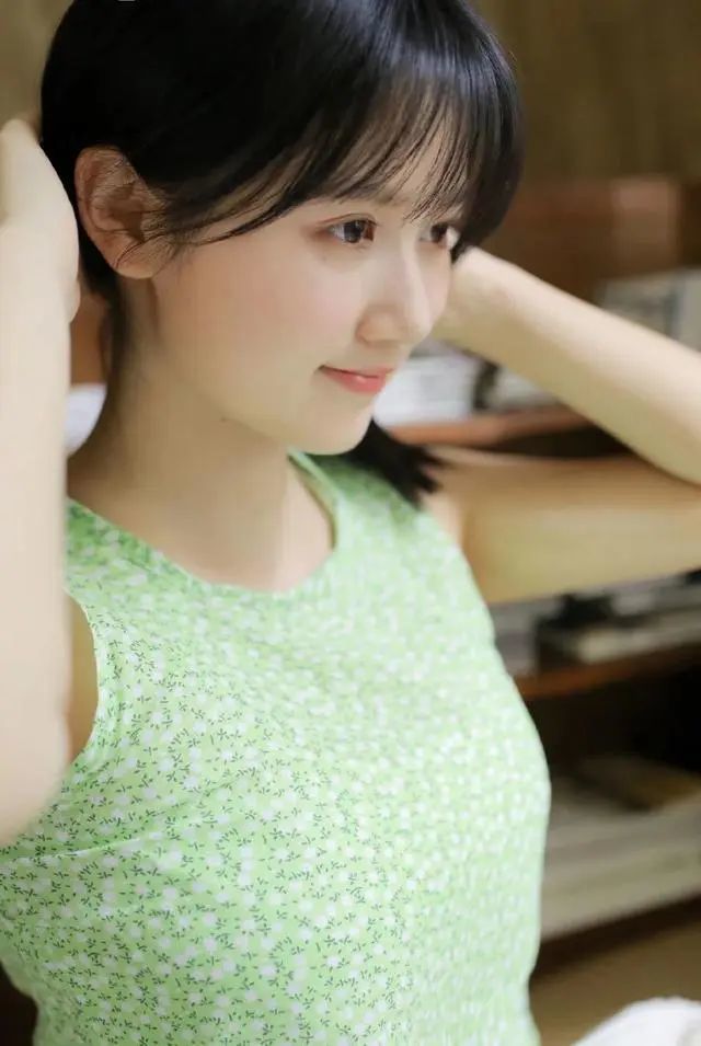 可爱短发小鸟依人