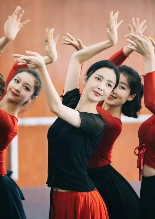 迪丽热巴|5位新疆女星：丫丫仅排第四，热巴屈居第二，她凭什么是第一？