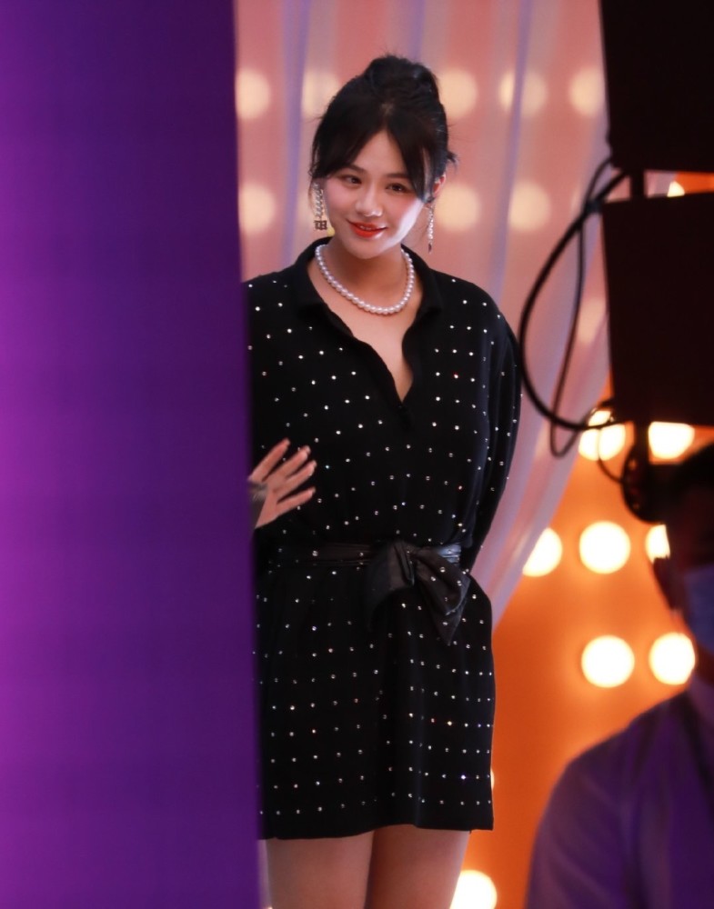 马思纯|马思纯自曝患病后首度露面，服药致身材微胖，强颜欢笑目光呆滞