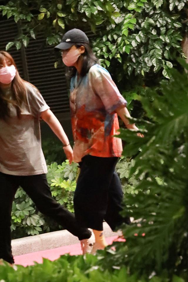 马思纯|马思纯自曝患病后首度露面，服药致身材微胖，强颜欢笑目光呆滞