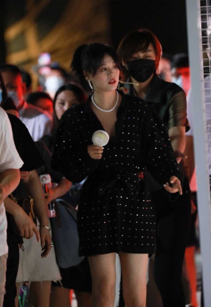 马思纯|马思纯自曝患病后首度露面，服药致身材微胖，强颜欢笑目光呆滞