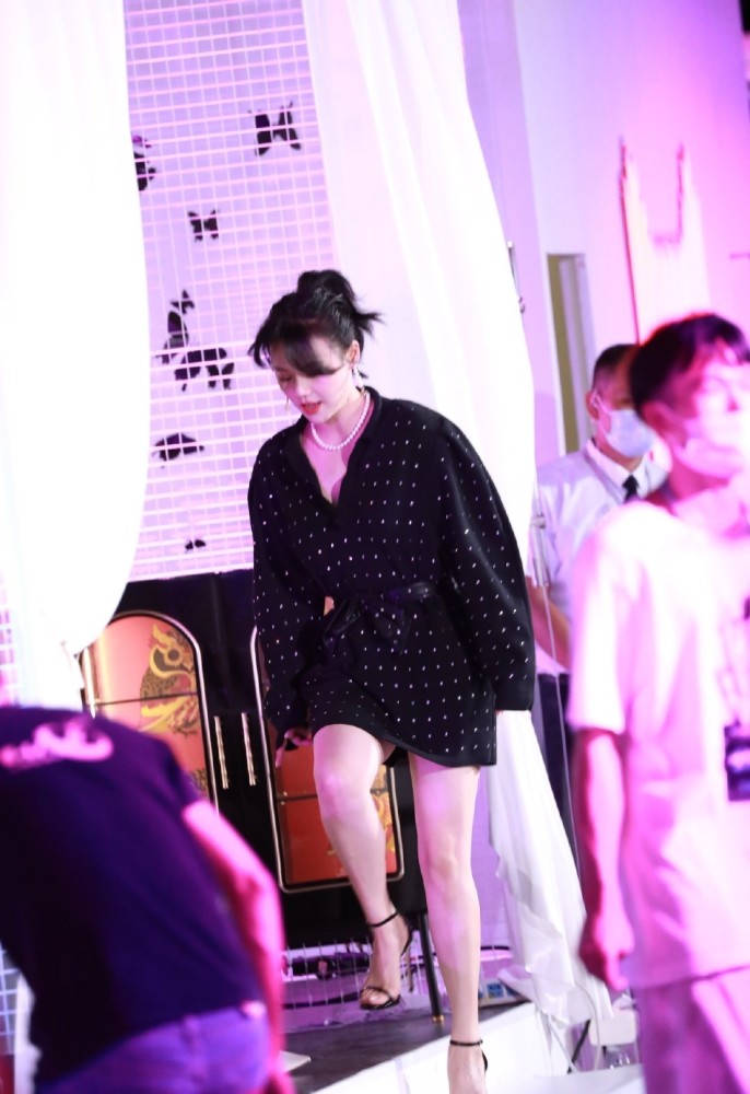 马思纯|马思纯自曝患病后首度露面，服药致身材微胖，强颜欢笑目光呆滞