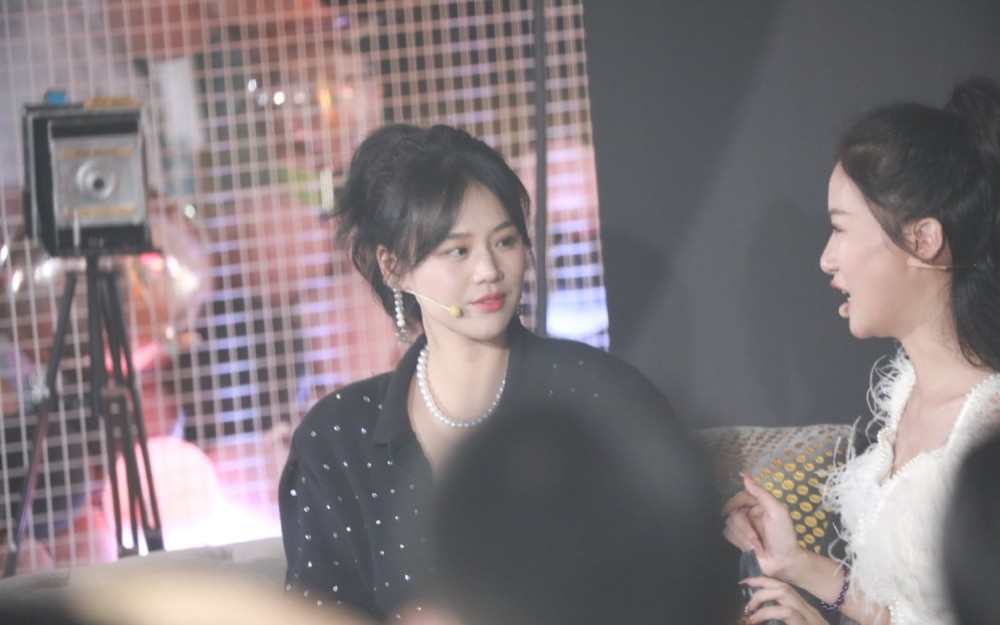 马思纯|马思纯自曝患病后首度露面，服药致身材微胖，强颜欢笑目光呆滞