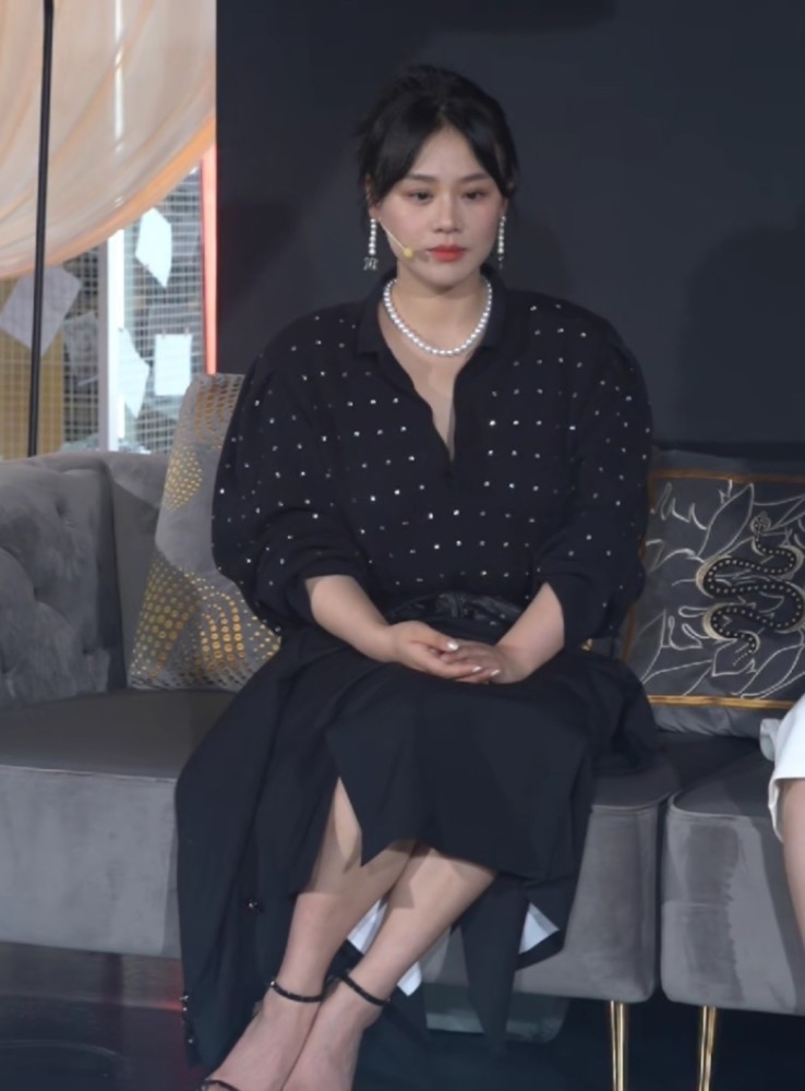 马思纯|马思纯自曝患病后首度露面，服药致身材微胖，强颜欢笑目光呆滞