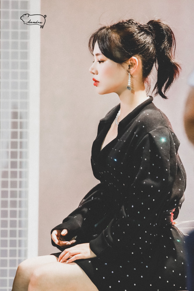 马思纯|马思纯自曝患病后首度露面，服药致身材微胖，强颜欢笑目光呆滞