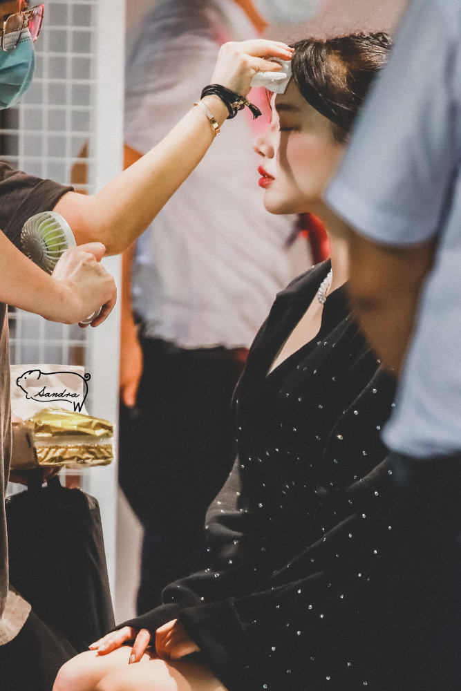 马思纯|马思纯自曝患病后首度露面，服药致身材微胖，强颜欢笑目光呆滞