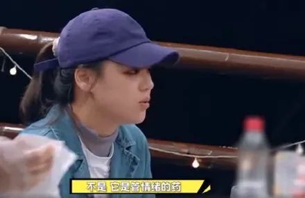 马思纯|马思纯自曝患病后首度露面，服药致身材微胖，强颜欢笑目光呆滞