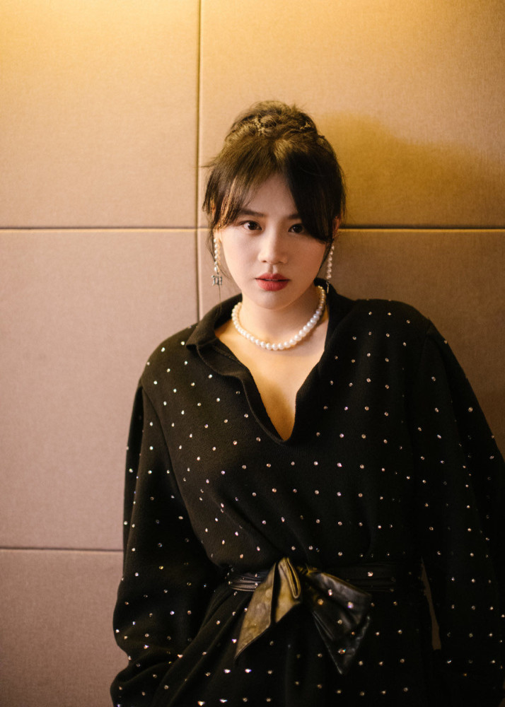 马思纯|马思纯自曝患病后首度露面，服药致身材微胖，强颜欢笑目光呆滞