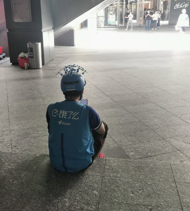 做了一个小小的视频合集,一起来迎接来自外卖小哥的可爱攻击吧!