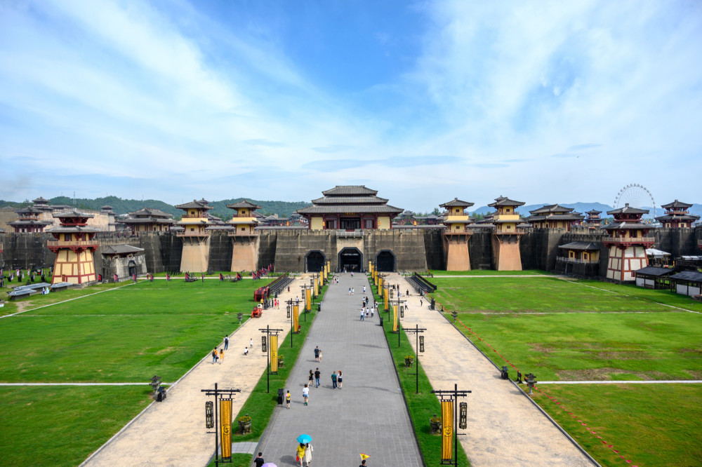 秦始皇住的咸阳宫长啥样到横店就可以看到游客仿佛穿越了