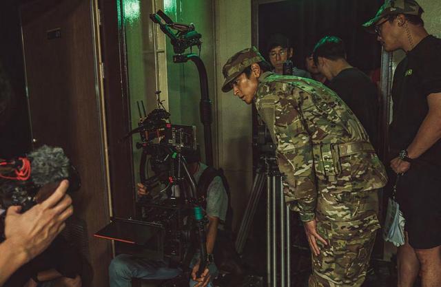 《釜山行》现场拍摄剧照《釜山行2》的故事更像是流水线的产物,和主流