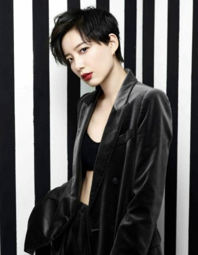 李斯丹妮在浪姐又酷又帅殊不知早年长发的她却超有女人味