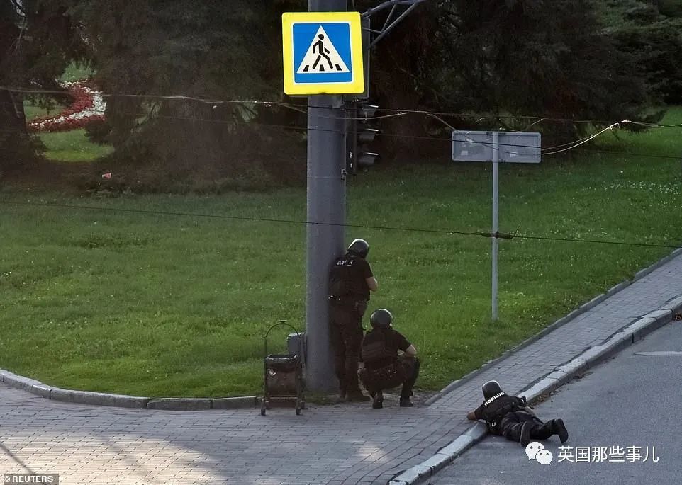 乌克兰_社会|乌克兰魔幻公交劫案：匪徒让总统录个诡异小视频就放人，总统居然照做了！