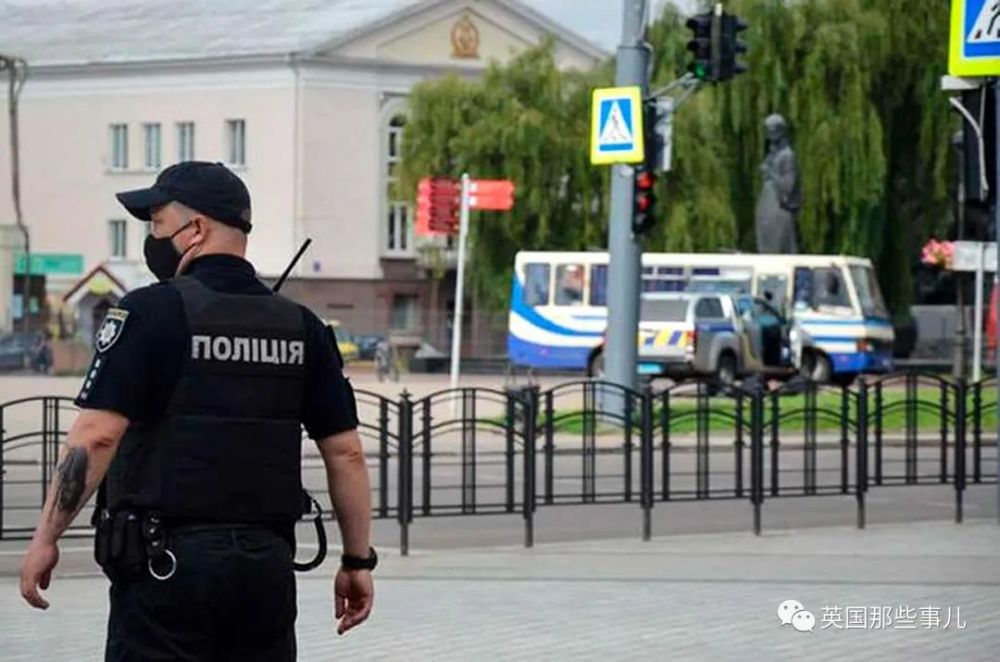 乌克兰_社会|乌克兰魔幻公交劫案：匪徒让总统录个诡异小视频就放人，总统居然照做了！