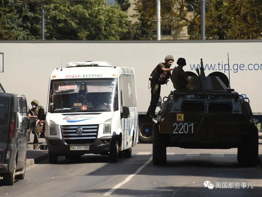 乌克兰_社会|乌克兰魔幻公交劫案：匪徒让总统录个诡异小视频就放人，总统居然照做了！