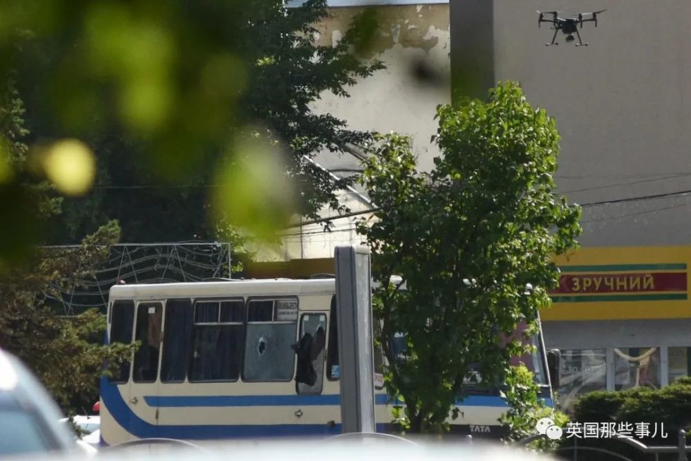 乌克兰_社会|乌克兰魔幻公交劫案：匪徒让总统录个诡异小视频就放人，总统居然照做了！