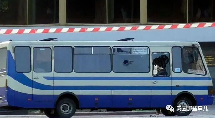 乌克兰_社会|乌克兰魔幻公交劫案：匪徒让总统录个诡异小视频就放人，总统居然照做了！