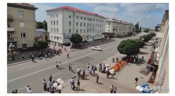 乌克兰_社会|乌克兰魔幻公交劫案：匪徒让总统录个诡异小视频就放人，总统居然照做了！