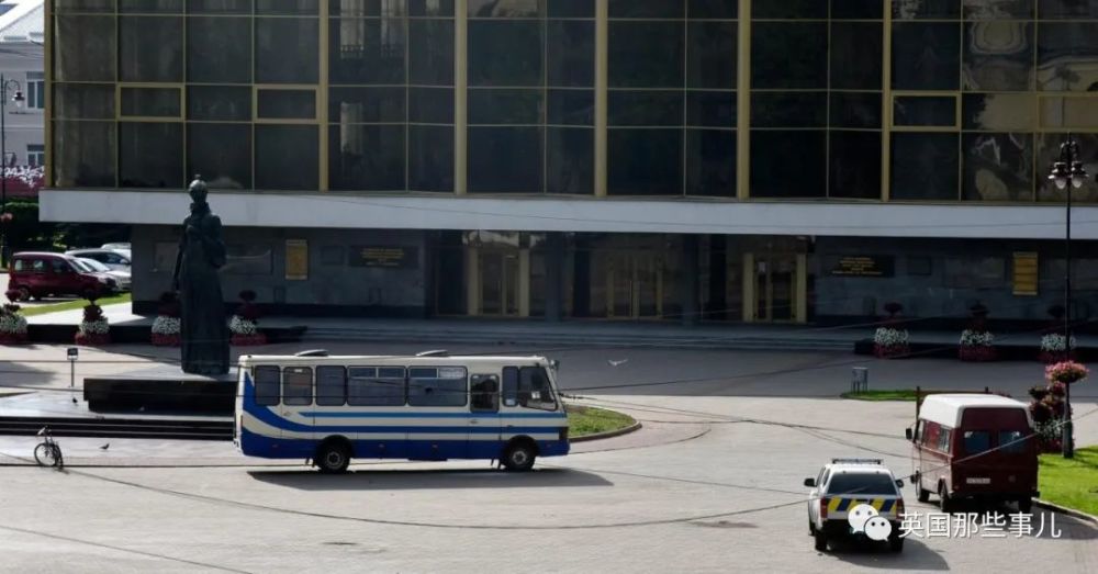 乌克兰_社会|乌克兰魔幻公交劫案：匪徒让总统录个诡异小视频就放人，总统居然照做了！