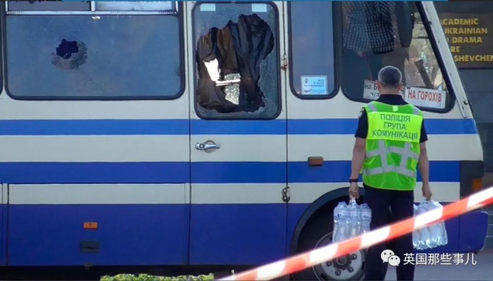 乌克兰_社会|乌克兰魔幻公交劫案：匪徒让总统录个诡异小视频就放人，总统居然照做了！