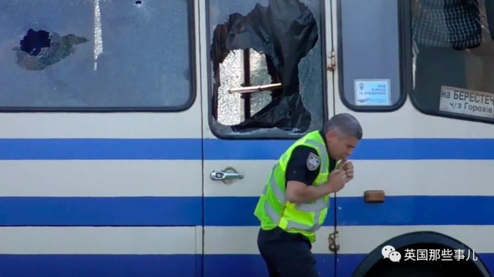 乌克兰_社会|乌克兰魔幻公交劫案：匪徒让总统录个诡异小视频就放人，总统居然照做了！