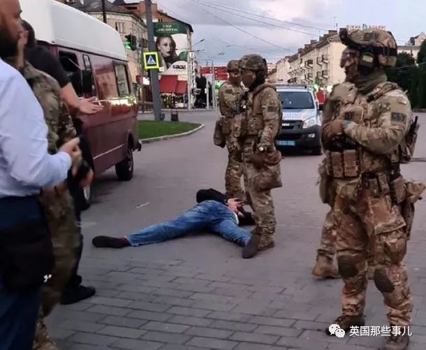 乌克兰_社会|乌克兰魔幻公交劫案：匪徒让总统录个诡异小视频就放人，总统居然照做了！