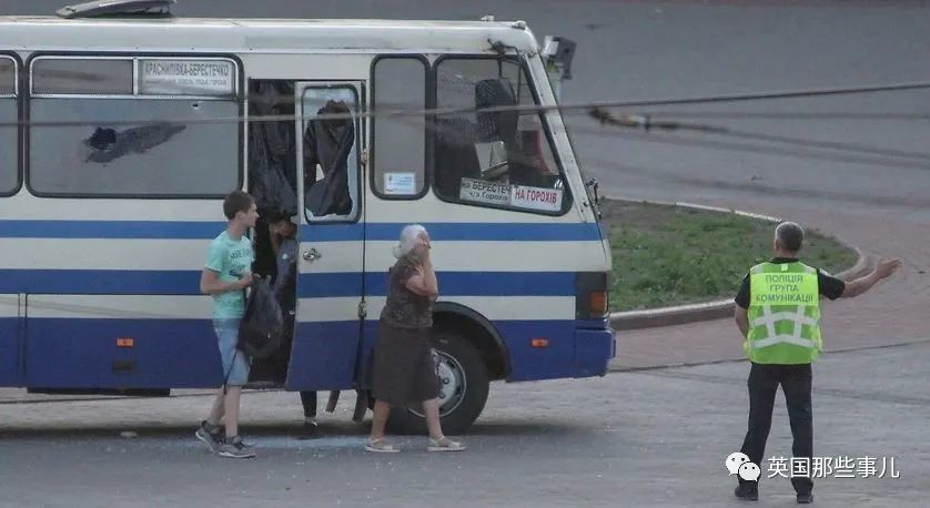 乌克兰_社会|乌克兰魔幻公交劫案：匪徒让总统录个诡异小视频就放人，总统居然照做了！