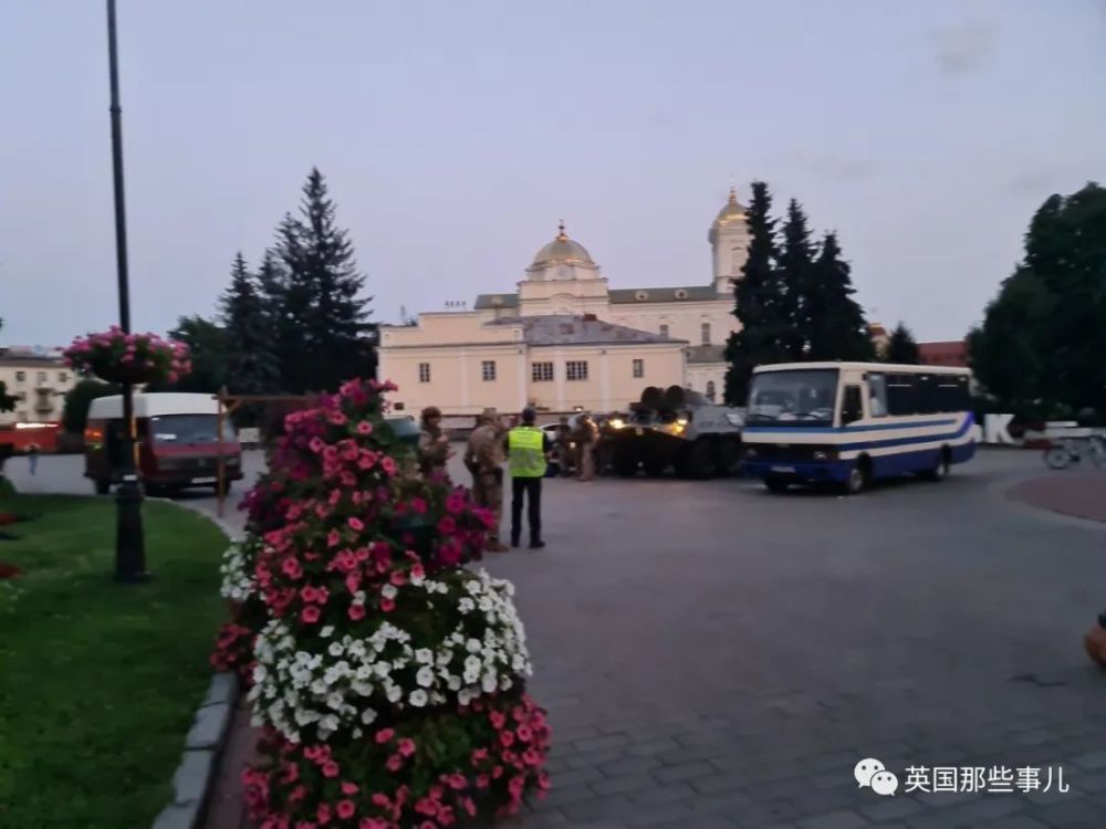 乌克兰_社会|乌克兰魔幻公交劫案：匪徒让总统录个诡异小视频就放人，总统居然照做了！