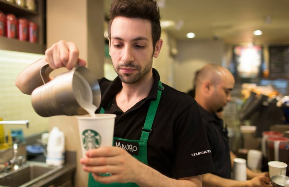 美国星巴克员工在咖啡中吐痰引发了喝咖啡的警方队伍担忧