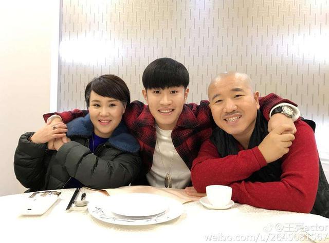 王小利|王小利儿子曝父亲演戏12年0片酬，和赵本山范伟当年恩怨如出一辙