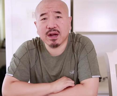 王小利|王小利儿子曝父亲演戏12年0片酬，和赵本山范伟当年恩怨如出一辙
