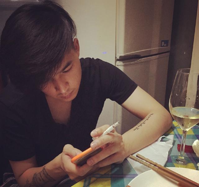 朱晓东|艺人朱晓东掐死爱妻藏尸雪柜，105天后自首，其母：女方活该