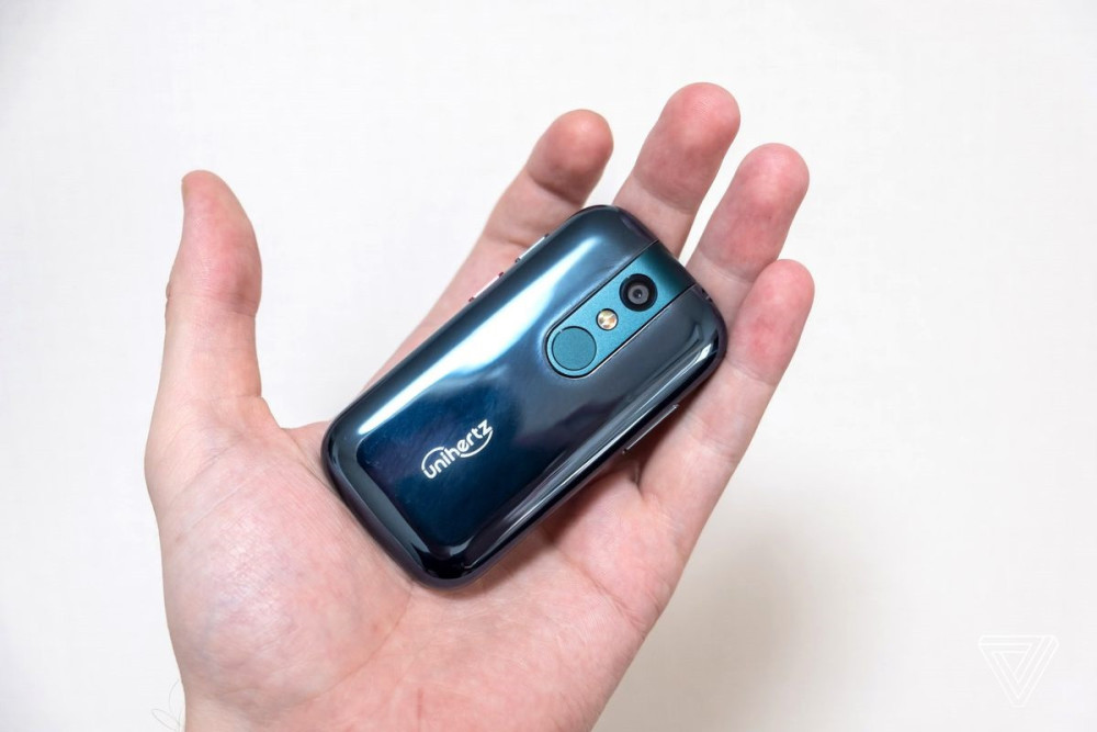 全球最小智能手机出现了，犹如掌中宝！