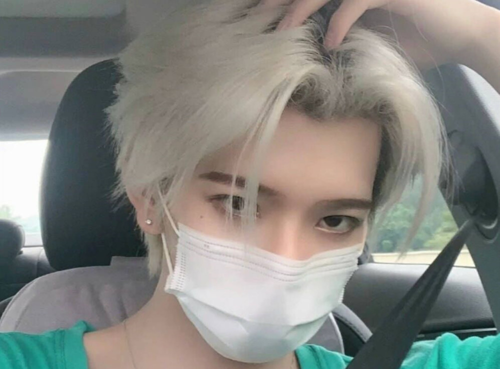 像蔡萝莉,七鹤大人就是典型的网红系列人物,七鹤大人自从在快手平台