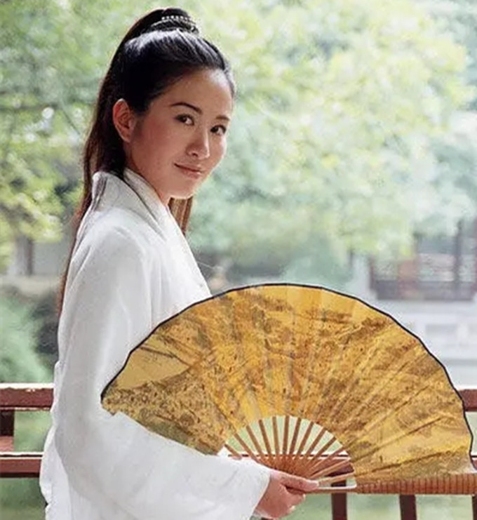 叶璇|叶璇自曝离开TVB原因，称演电影比演电视剧高级？走的时候眼泪掉