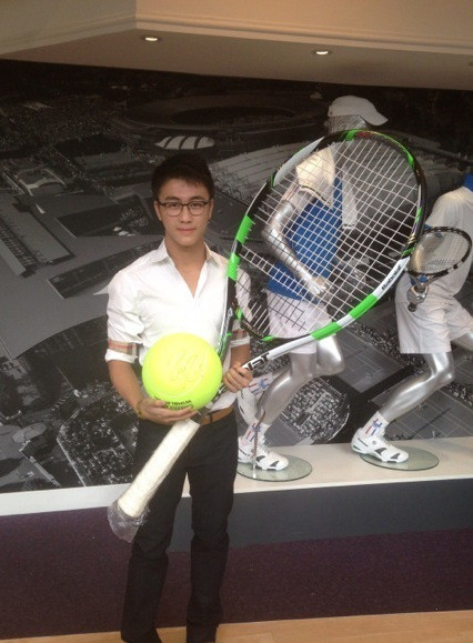 何猷君|何猷君从小教儿子打网球，弥补与赌王的遗憾，对父亲思念深切