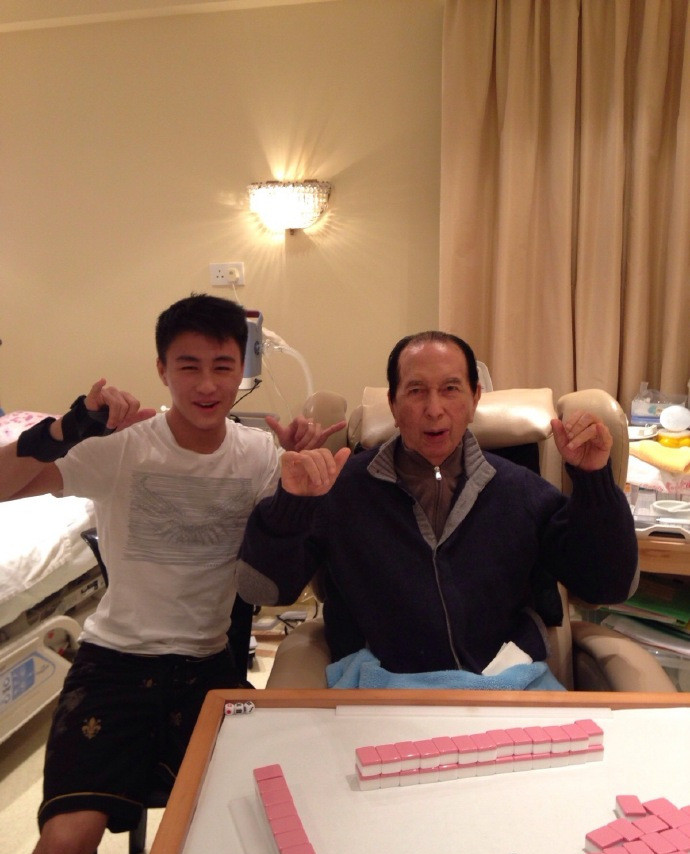 何猷君|何猷君从小教儿子打网球，弥补与赌王的遗憾，对父亲思念深切