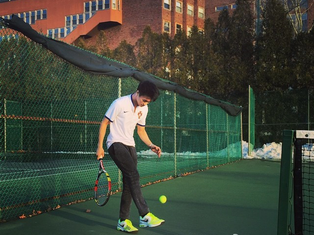 何猷君|何猷君从小教儿子打网球，弥补与赌王的遗憾，对父亲思念深切