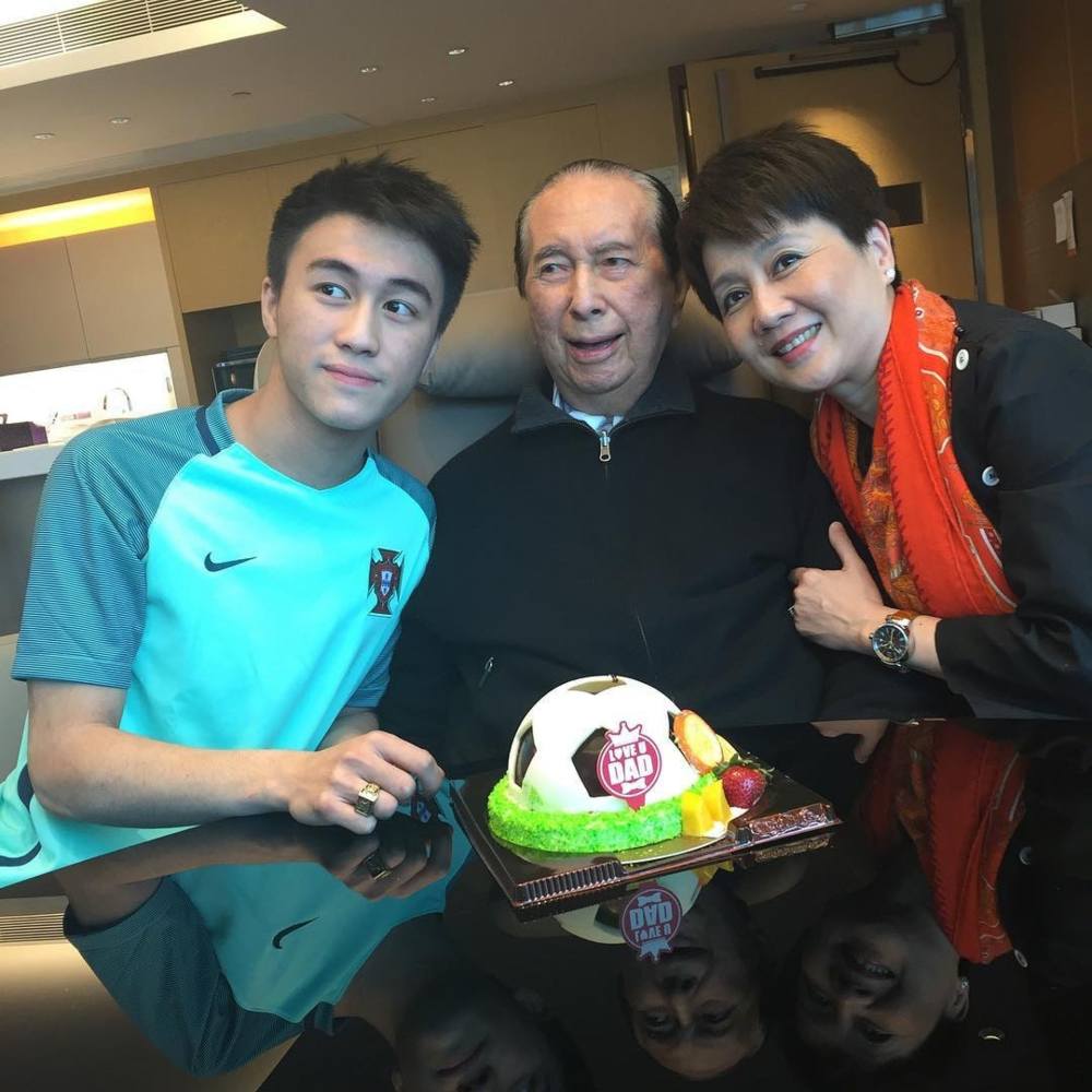 何猷君|何猷君从小教儿子打网球，弥补与赌王的遗憾，对父亲思念深切