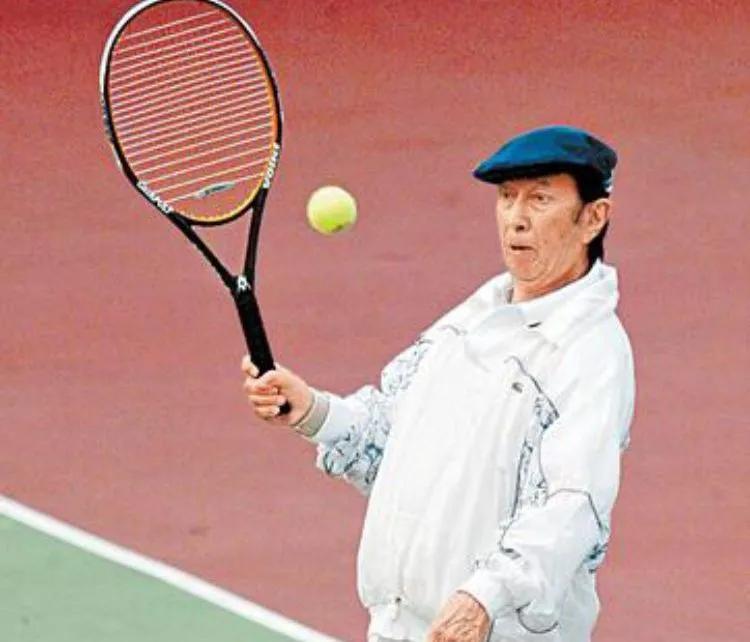 何猷君|何猷君从小教儿子打网球，弥补与赌王的遗憾，对父亲思念深切