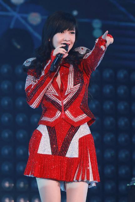 周慧敏|这次真的被周慧敏的“芭比腿”惊艳到了，半百的年纪，还这么敢穿