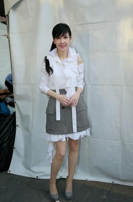 周慧敏|这次真的被周慧敏的“芭比腿”惊艳到了，半百的年纪，还这么敢穿